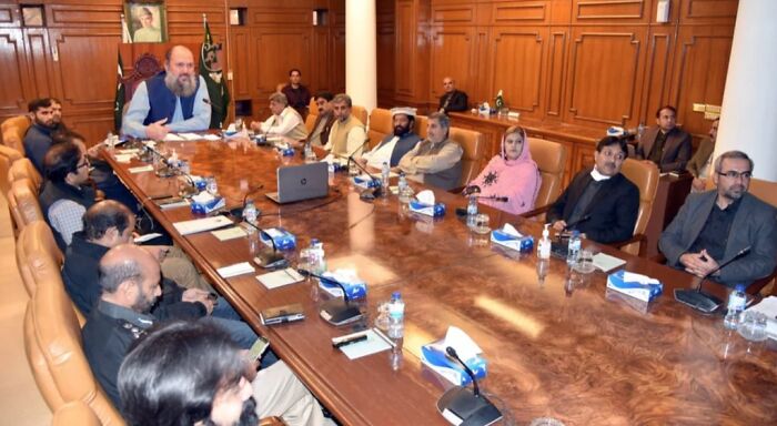 El ministro principal paquistaní no asistió a una reunión por la emergencia del coronavirus, así que su equipo decidió hacerle un Photoshop para los medios de comunicación