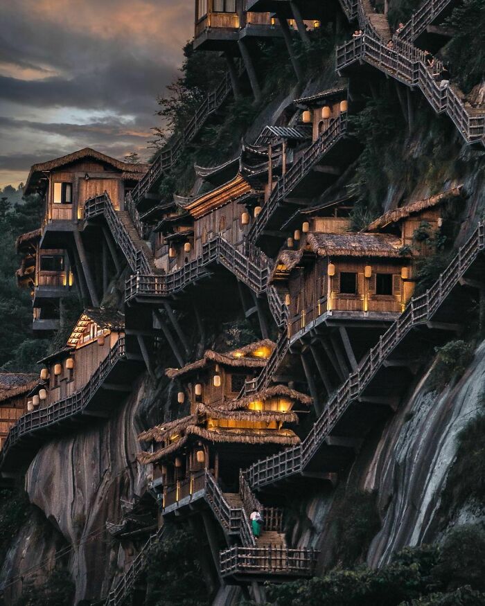 Valle de Wangxian con casas que cuelgan del acantilado. Hwang199