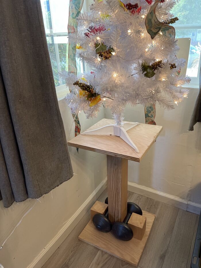 Soporte para el mini árbol de Navidad de mi mujer. Las pesas son para evitar que los gatos lo tiren