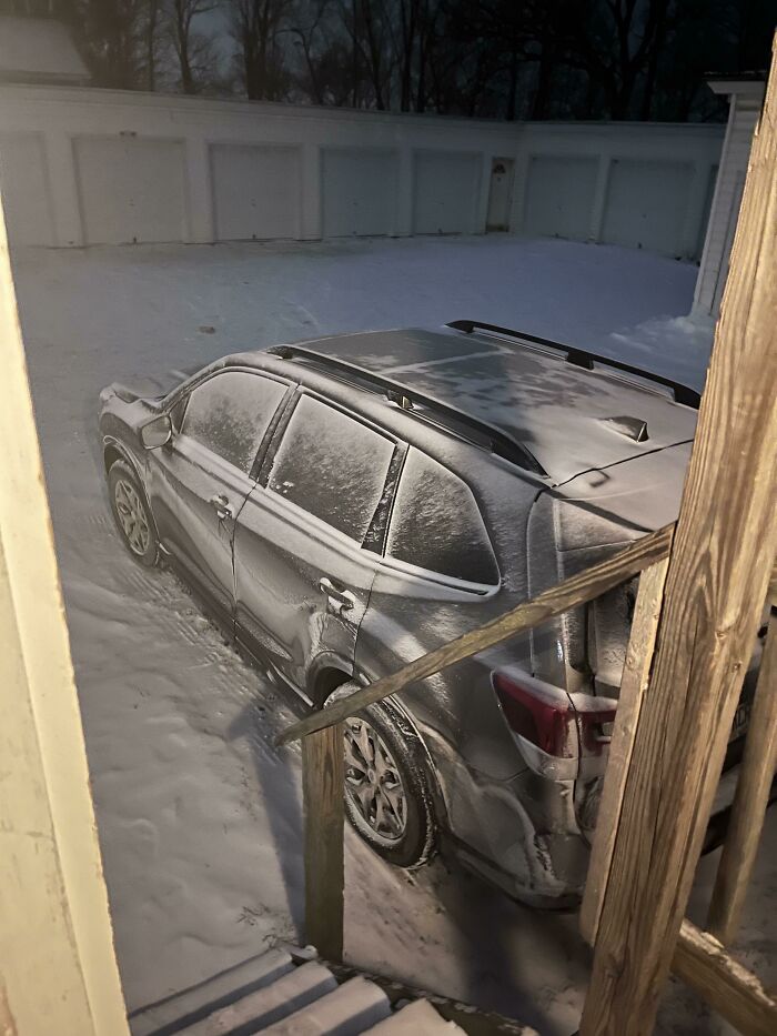  La forma en la que la nieve se pegó a mi coche lo hace parecer un dibujo sombreado