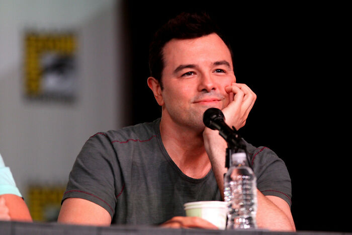 Seth MacFarlane smiling at a panel, one of the celebrities who never married yet still found love.