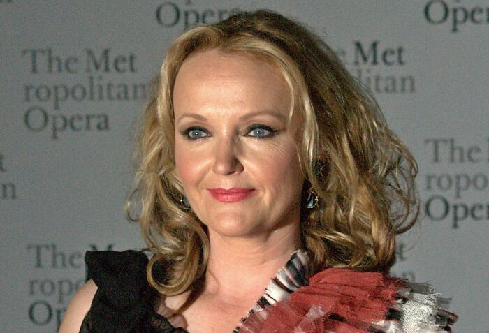 Miranda Richardson smiling at an event, representing celebrities who never married yet still found love.
