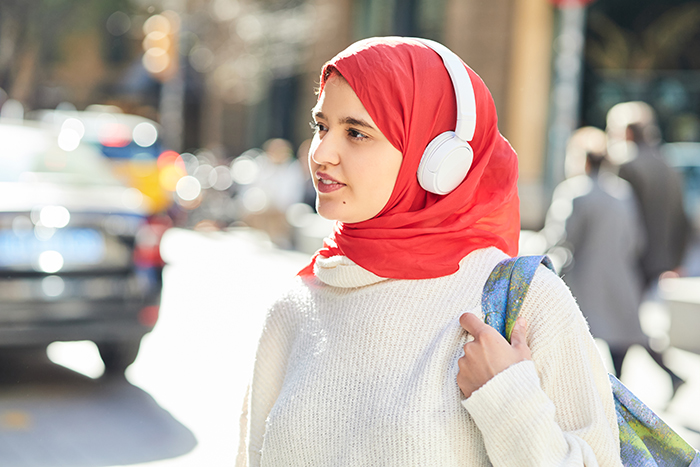 Muslim Bridesmaid Asks If She's A Jerk For Not Compromising And Keeping Her Hijab On For Her Friend's Wedding Muslim Bridesmaid Asks If She's A Jerk For Not Compromising And Keeping Her Hijab On For Her Friend's Wedding
