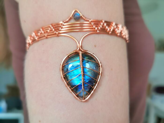 A Leaf Armlet. Stats: +70 Charisma When Dealing With The Elves