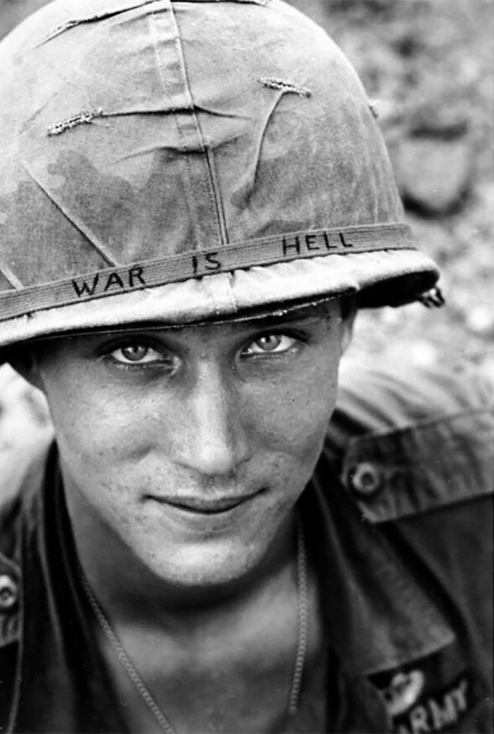 Graffiti en los cascos de las tropas durante la guerra de Vietnam