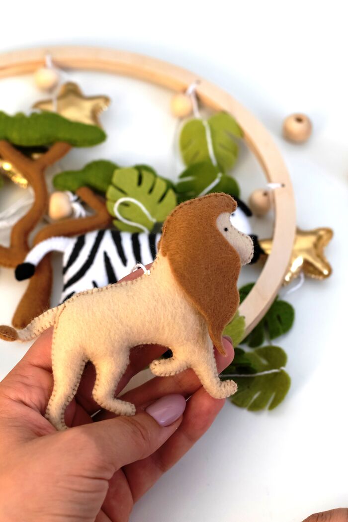 I Made An Adorable Baby Safari Mobile Out Of Felt (10 Pics)