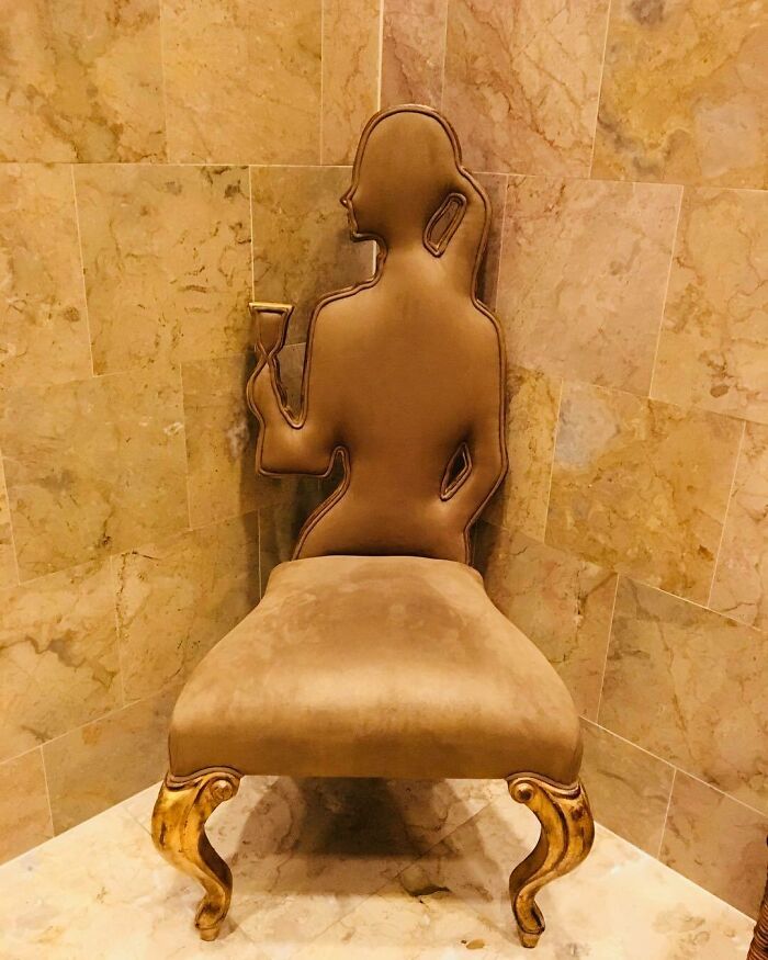 This Is A Drinking Chair For Ladies Who Drink In Hotel Bathrooms