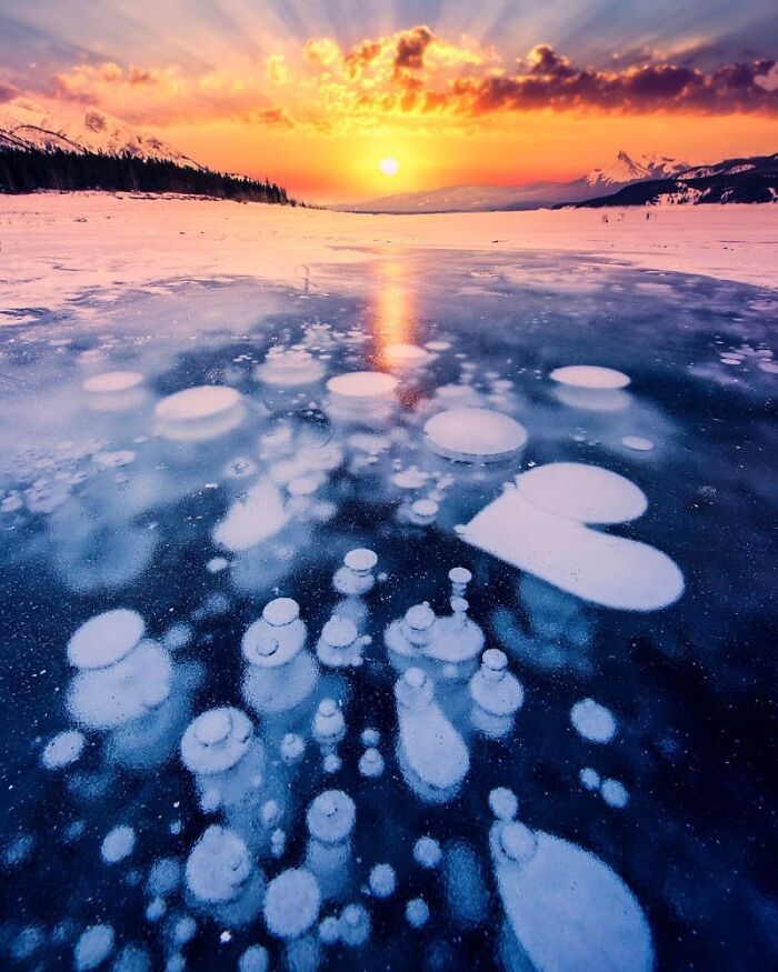 Frozen Ice BuƄƄles, Canada