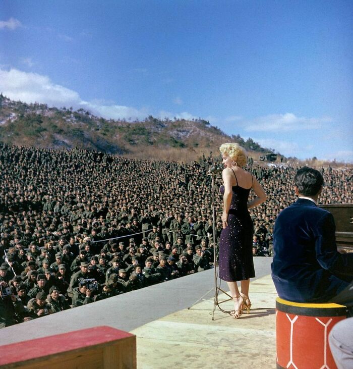 1954. Marilyn Monroe en el escenario actuando para miles de tropas estadounidenses en Corea