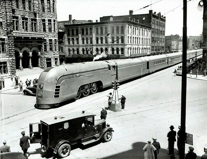 1936. El Streamliner 'Mercury' de la New York Central Railroad pasa por el Ayuntamiento de Siracusa