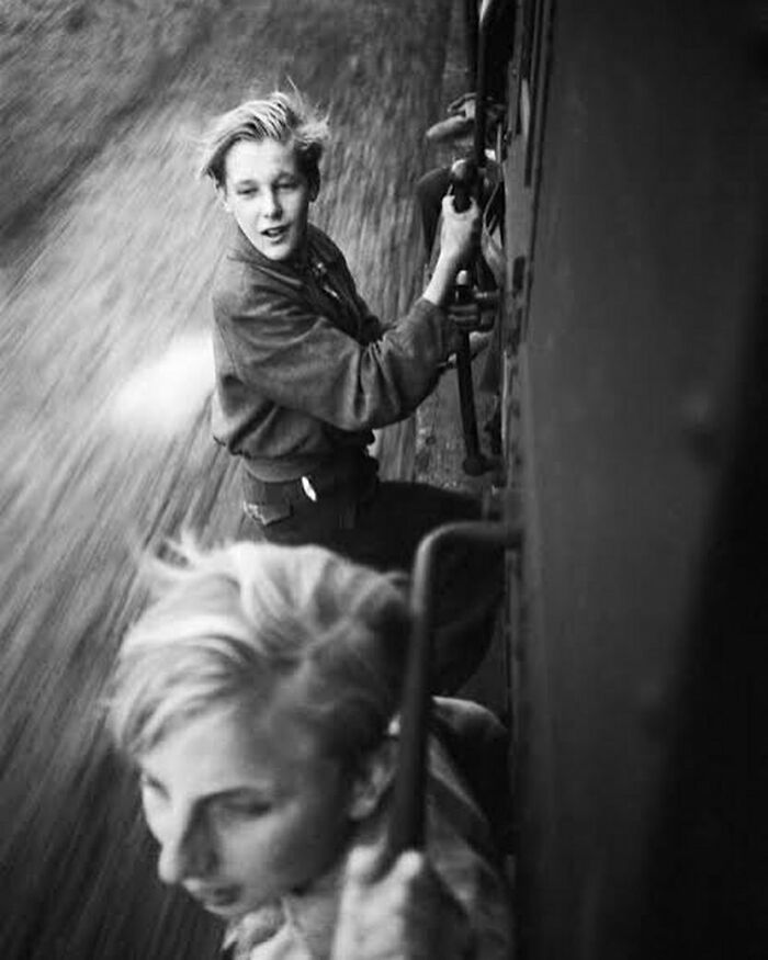 1945. Chicos colgados de un tren lleno tras la liberación de Holanda. Fotografía de Menno Huizinga