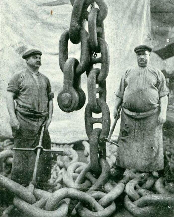 Early 1900s. Workers Pose With Anchor Chains Of Rms Mauretania