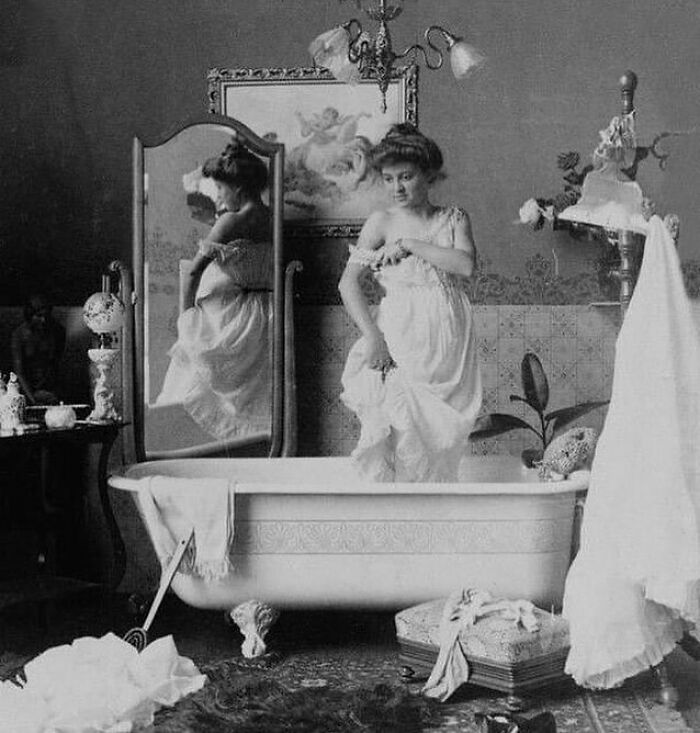 Postcard Of Victorian Lady In A Risqué And Provocative Pose In The Bath. Circa Late 1890s