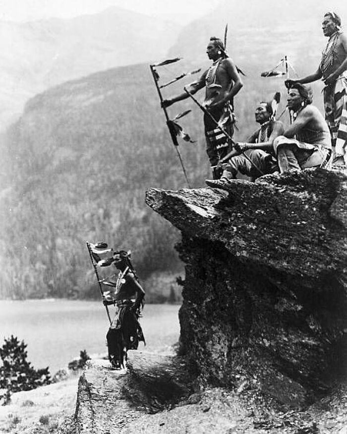 C. 1910. Guerreros nativos americanos pies negros en el Parque Nacional de los Glaciares, a orillas del lago St. Mary, Montana. Fotografía de Roland W. Reed