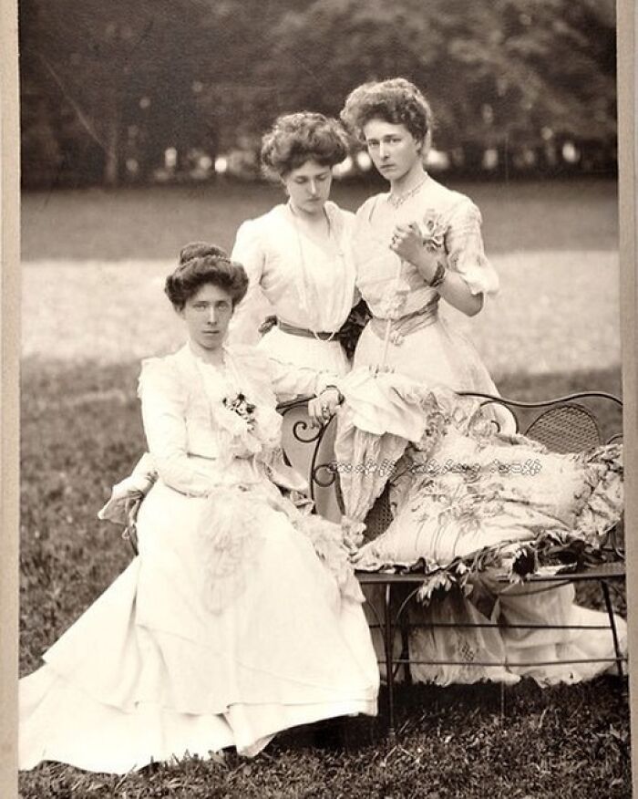 Wittelsbach Sisters : Queen Elisabeth Of Belgium (Seated) Posing With Her Sisters, Crownprincess Marie Gabrielle Of Bavaria (Standing Left) And Sophie,countess Zu Toerring Jettenbach (Standing Right). They Three Were Daughters Of Carl Theodor, Duke In Bavaria And His Second Spouse, Maria Jose, Neé Infanta Of Portugal. Circa 1900s