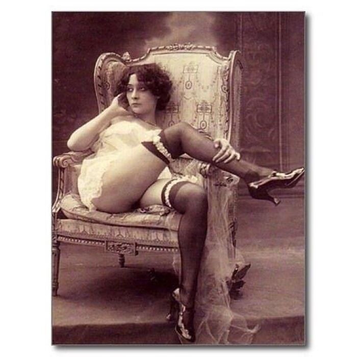 Una atrevida mujer eduardiana posando para una postal francesa a comienzos de la década de 1910
