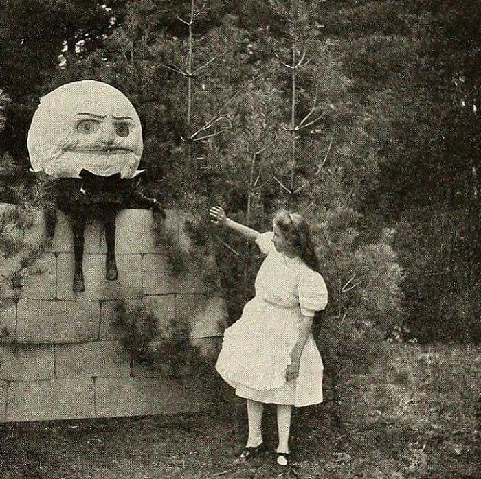 Adaptación de bastante espeluznante de un Humpty Dumpty victoriano, de A través del espejo y lo que Alicia encontró allí, alrededor de 1873