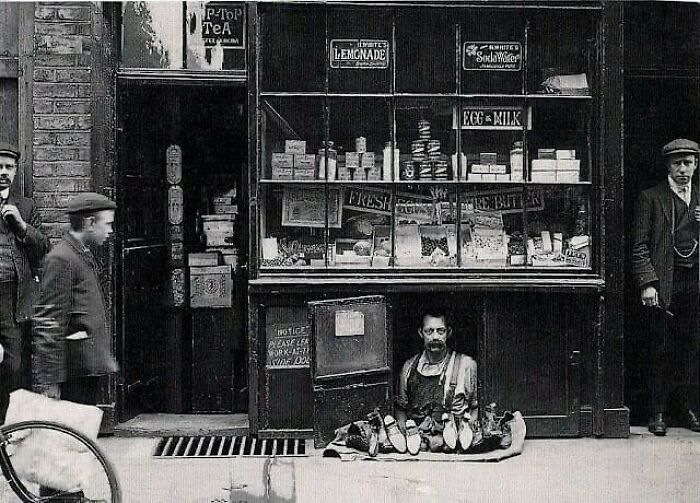  La tienda más pequeña de Londres, ocupada por un zapatero en 4 Bateman Street, Soho. La tienda tiene menos de 2 metros de largo y 60 centímetros de profundidad. El alquiler costaba 3 libras a la semana y había sido ocupado durante más de 20 años. Alrededor de 1910