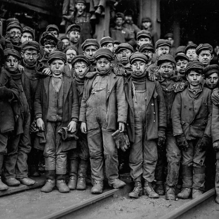 C. 1910. Niños mineros fotografiados por Lewis Hine. Las fotografías de Hine contribuyeron a la aprobación de las primeras leyes sobre trabajo infantil en Estados Unidos.