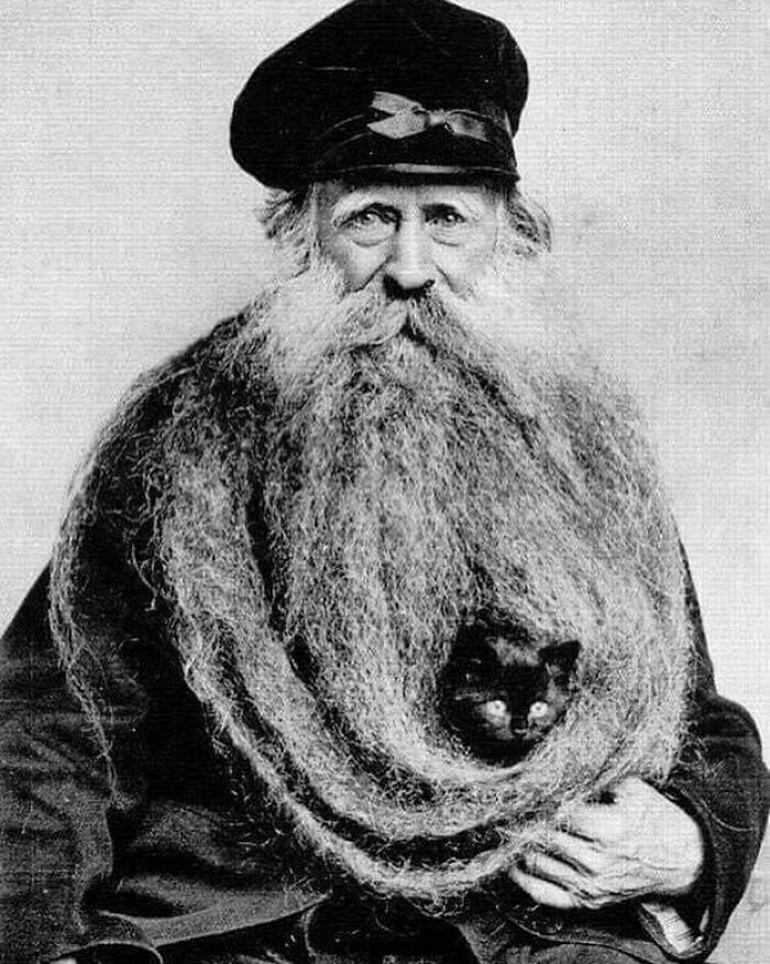 Un gatito reposando en la barba de Louis Coulon, un metalúrgico francés, en 1890