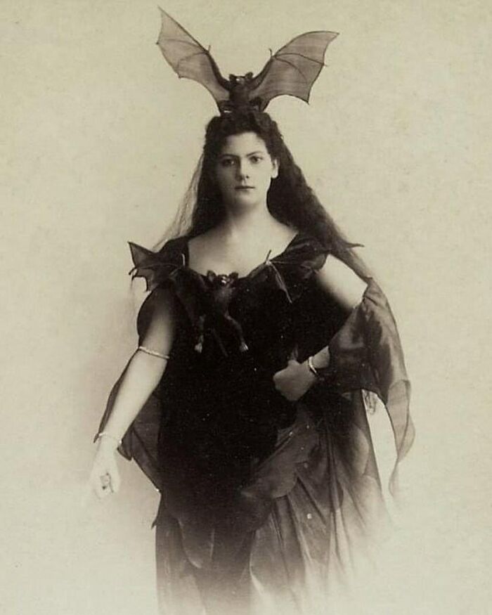 Retrato de una chica murciélago victoriana, llamada Marie Schleinzer, tomado en Adele Kuk Hof-Atelier, en Viena, alrededor de 1890