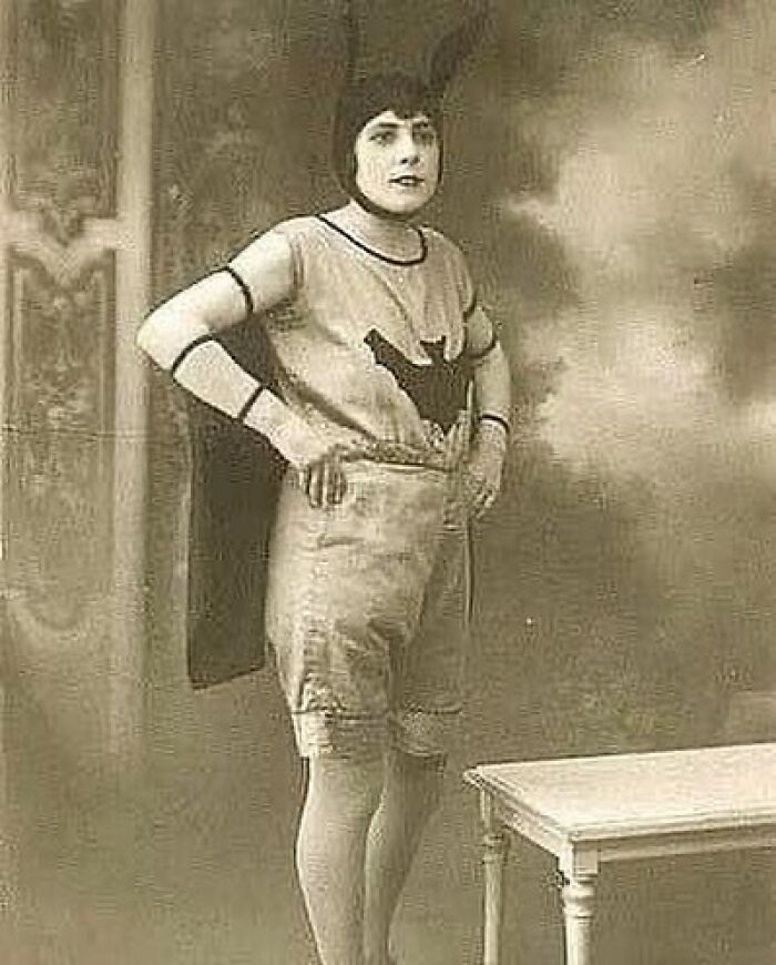 Una mujer vestida como Batichica en 1904, 35 años antes de que Batman fuera creado en 1939 y 57 años antes del surgimiento de Batichica en 1961