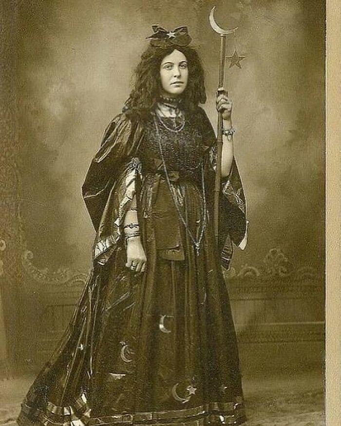 Mujer victoriana vestida como una bruja o sacerdotisa, tomada en el estudio fotográfico de Emil H. Klemke, en Scribner, Nebraska (población de 827), cerca de 1900