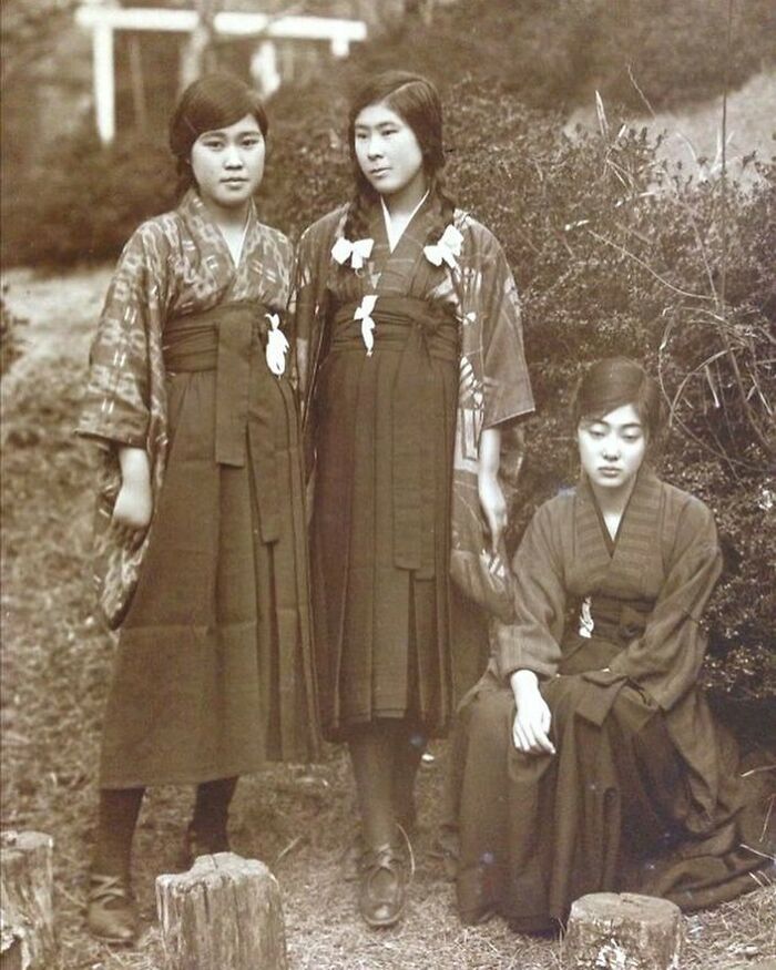 Estudiantes japonesas de escuela. Usaban uniformes del período Edo, que consistían en una hakama (polleras que se usan por encima de un kimono furisode). En la prefectura de Tokio, era Meiji, Japón imperial, a principios de la década de 1910
