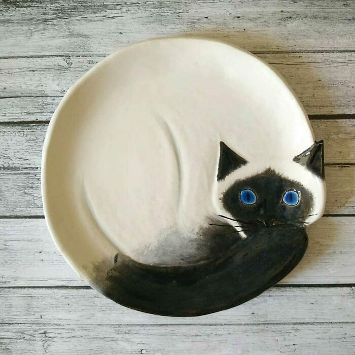 Plato de cerámica con forma de gato diseñado por Tatiana Gavrilova
