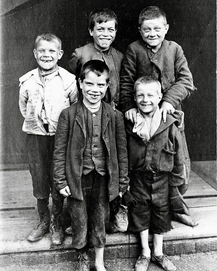 Group Of Plaistow Children, London Circa 1904