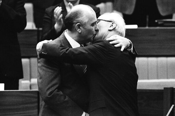 Gorbachev_Honecker_kiss_1986-63ea26dab7777.jpg