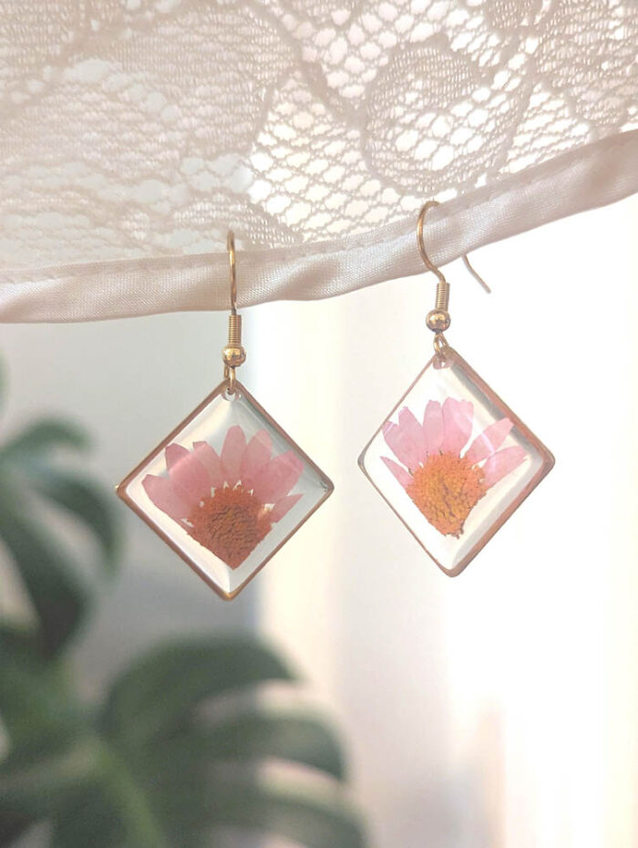 Real Daisies Inside A Stainless 18k Gold Setting