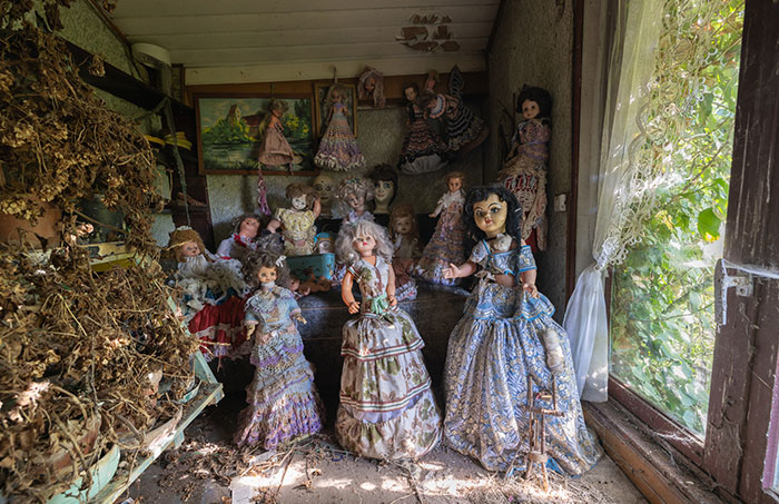 I Discovered An Abandoned House In France Filled With ‘Demonic’ Dolls (18 Pics)