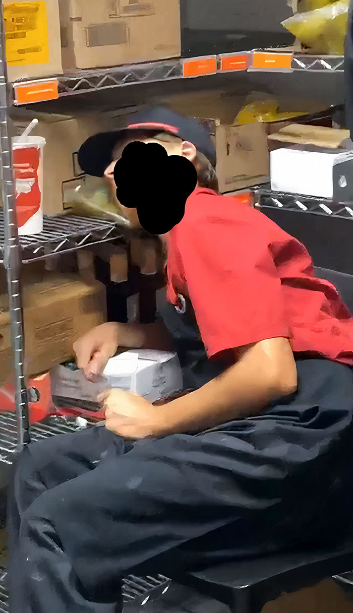 Un chico de 15 años estaba tan cansado de trabajar que se quedó dormido en su descanso de 10 minutos. Después de que el jefe lo viera, dijo: "Asegúrate de que no le paguen por eso"