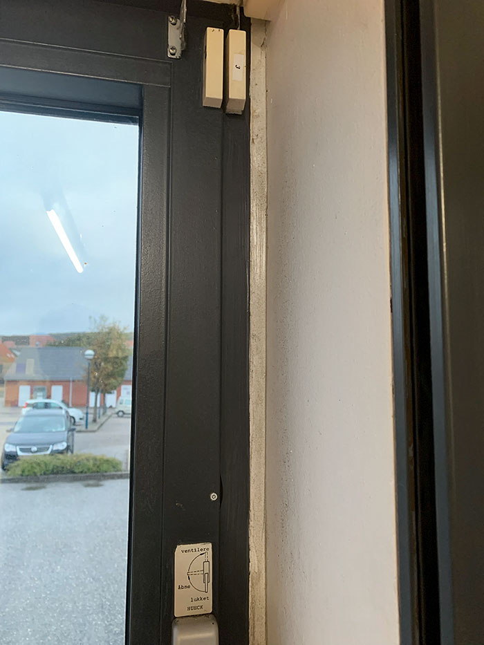 Mi jefe atornilló la única ventana de nuestra oficina, así que es imposible respirar aire fresco