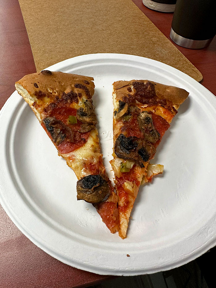 No llevé el almuerzo al trabajo porque mi jefe nos iba a dar pizzas. Límite de dos porciones de pizzas que cortan en 16 porciones