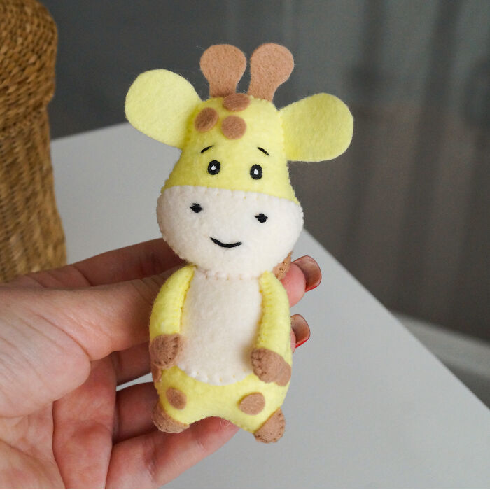 I Made An Adorable Felt Giraffe With The Instructions For You To Follow