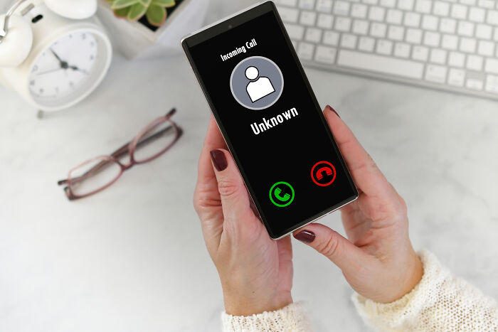 People Share 30 Signs That Scream Someone Is Having A Secret Affair