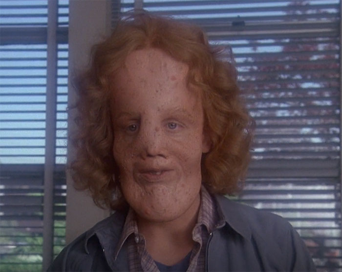 Eric Stoltz looking in movie Mask