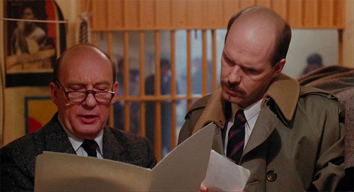 Richard Dreyfus and Emilio Estevez looking in movie Stakeout