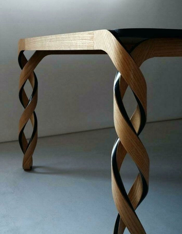Mesa de madera con patas helicoidales