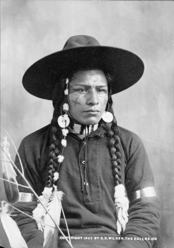  Retrato de indio Wasco con la cara decorada, adornos de plumas y mostacillas. Wilder, 1903 