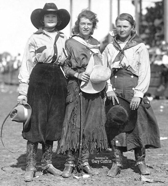Clyde Lindsay, Mildred Douglas y Ruby Dickey en el rodeo de Miles City, Montana. 1917 