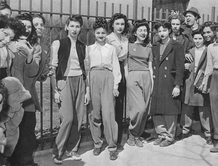 Protesta contra el código de vestimenta de la escuela que prohibía que las chicas usaran pantalones, Brooklyn, alrededor de 1940