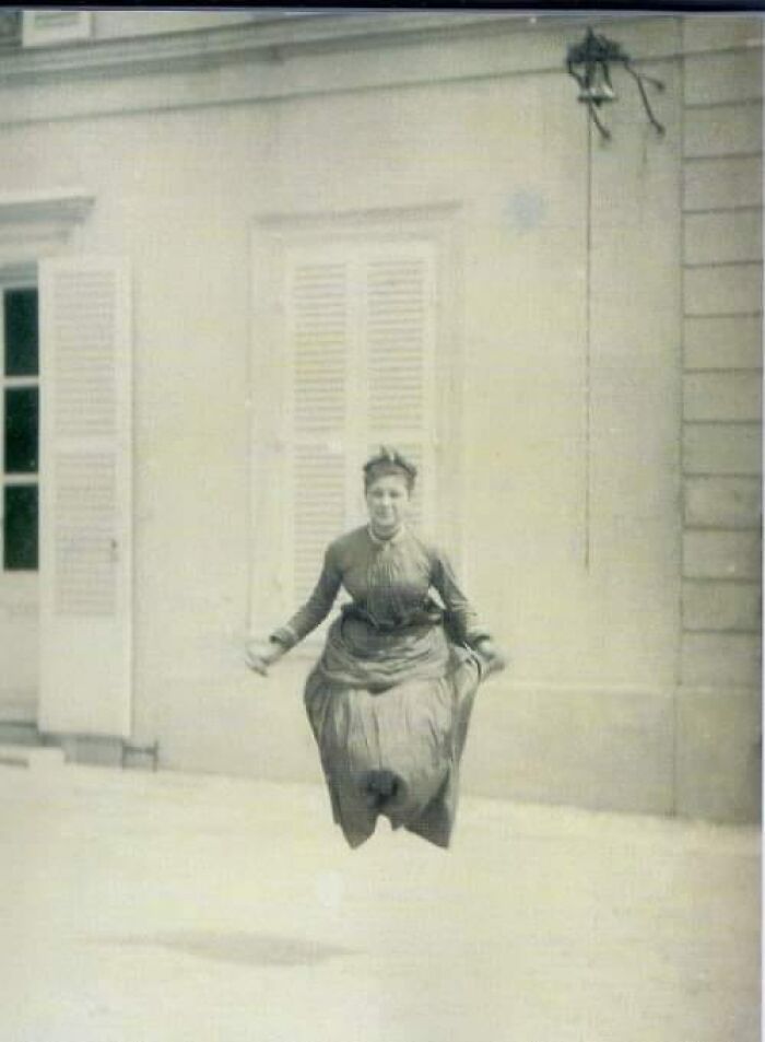 Una mujer victoriana saltando la cuerda (o levitando), alrededor del 1900 