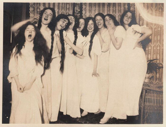  Otra fiesta divertida de pijamas, alrededor de 1915 