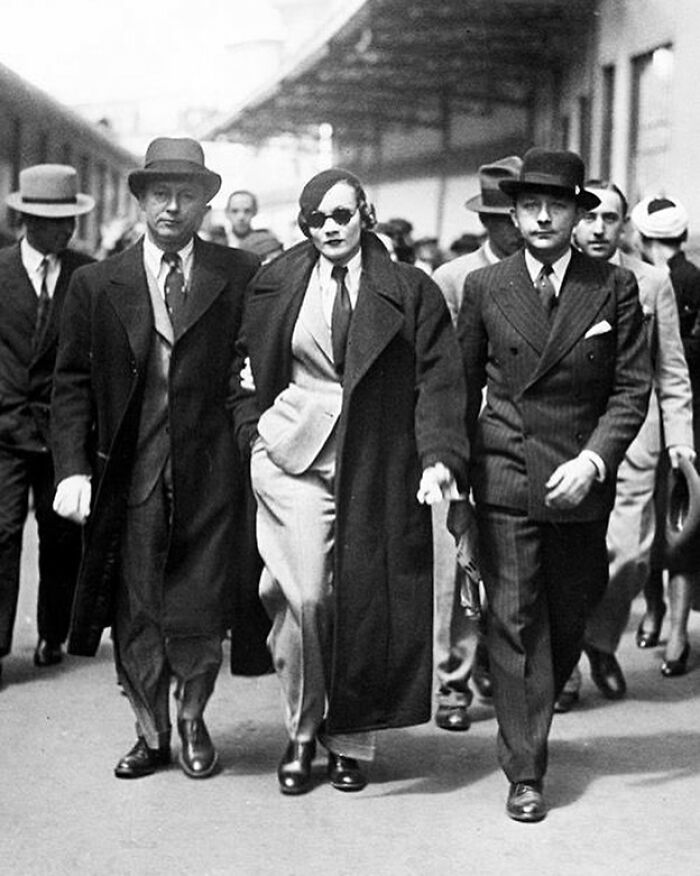 Así llegó Marlene Dietrich a París en 1933, después de que le dijeran que no llevara pantalones a su llegada. No se puede permitir que una mujer vista como un hombre. ¿Qué sigue? ¿Igualdad de derechos? Jajaja