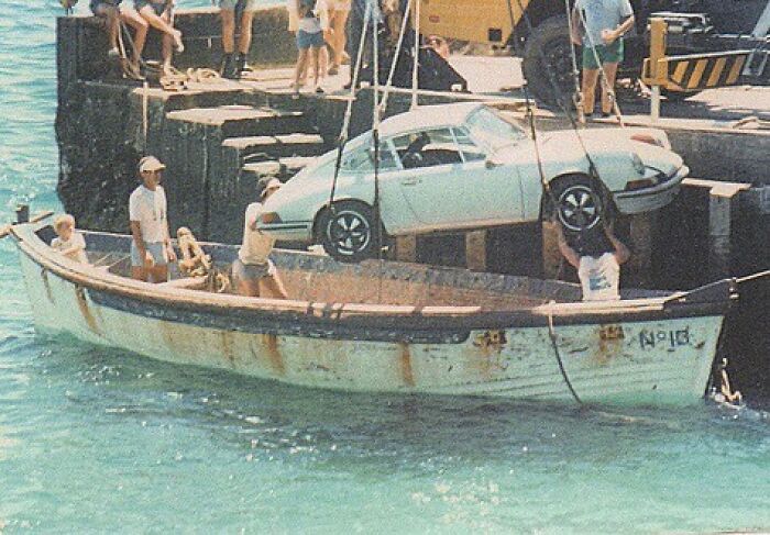 Ideador definitivo: Quienquiera que decidiera llevar este Porsche 911 a una diminuta isla entre Australia y Nueva Zelanda utilizando ese método de entrega en 1982.