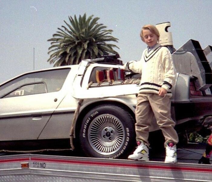 La infancia de los millennials resumida en una foto: Macaulay Culkin vistiendo una Polo RL y calzado Reebok Pump Twilight Zones mientras se recarga en el DeLorean