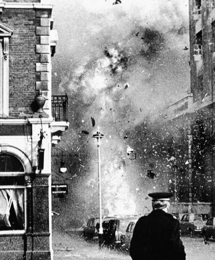 Un fotógrafo capta el momento exacto en que un coche bomba explota frente a Old Bailey, Londres, el 8 de marzo de 1973